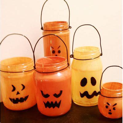 fotografia zaváraninových pohárov premenených na halloweenske lampáše