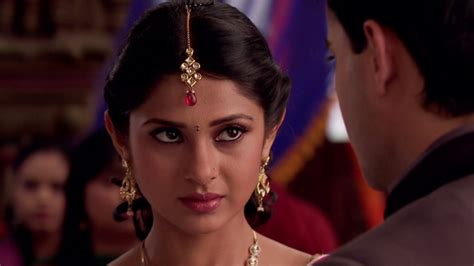 Detailná fotografia ruky indickej nevesty s tradičným zdobením henou (Mehndi)