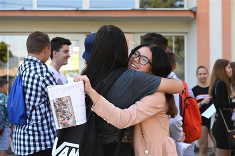 Ilustračná fotografia žiakov a učiteľov pred školou.