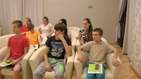 Fotografia absolventov základnej školy pri odchode zo školy.