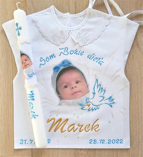 Koláž krstnej košieľky a doplnkov (sviečka, stuha, kniha)