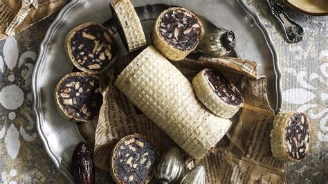 Fotografia domácich čokoládových sušienok s orechmi a sušeným ovocím