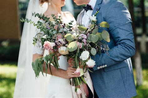 Ilustračná fotografia rôznych svadobných kytíc a dekorácií