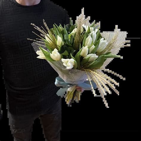 Minimalistická kytica zložená z bielych tulipánov