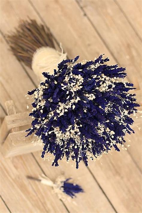 Kytica levandule s rustikálnymi prvkami