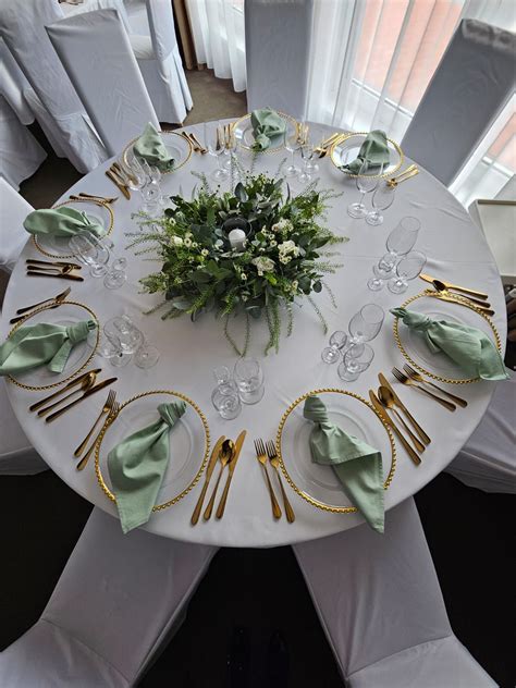 Svadobný stôl ozdobený margarétkami