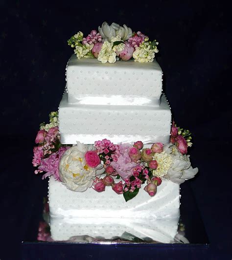 Ukážka svadobnej torty zdobenej kvetmi