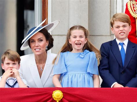 Princ William a Kate Middleton na balkóne Buckinghamského paláca a svadobná torta