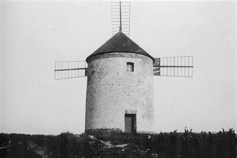 Historická fotografia alebo kresba veterného mlyna v Holíči.