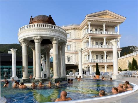 Celkový pohľad na kúpeľný komplex Aphrodite v Rajeckých Tepliciach s antickou architektúrou a parkom