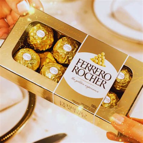 Fotografia ikonickej pyramídy Ferrero Rocher na sviatočnom stole.