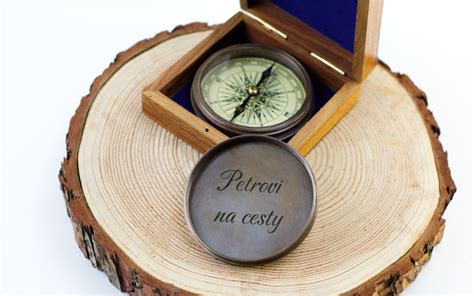 fotografia vkusne zabaleného darčekového balíčka s osobným venovaním