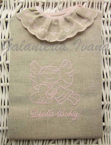 Detaily výšivky a personalizácie na bavlnenej košieľke na krst