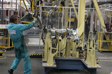 Tematické foto: Traja muži diskutujú, jeden z nich ukazuje rukou do neba, symbolizujúce dialóg Ježiša s apoštolmi Tomášom a Filipom.