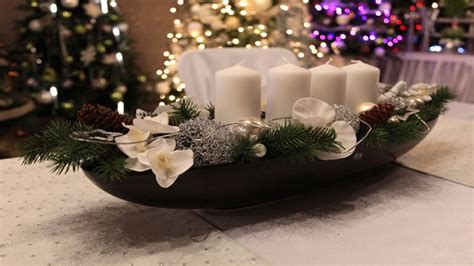 Koláž s netradičnými adventnými vencami (box, poháre, misy)