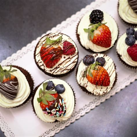 Rôzne farebné a zdobené muffiny na detský karnevalový stôl