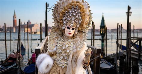 Deti v kostýmoch oslavujú na karnevale s farebnými dekoráciami