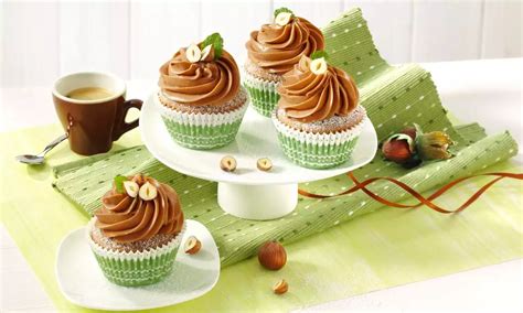 Muffiny v kvetináčikoch s krémovou ružou a zeleným lístkom