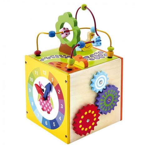 ilustrácia dieťaťa hrajúceho sa s kvalitnou drevenou hračkou