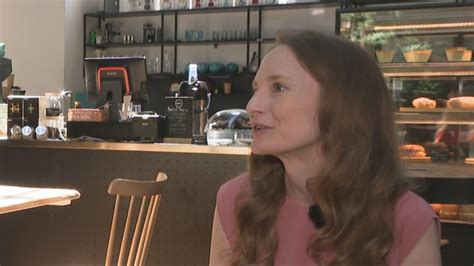 ilustrácia šťastných zamestnancov v sviatočne vyzdobenej kancelárii, ktorá pracuje produktívne