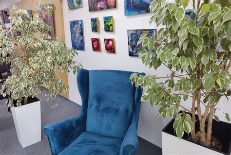 detail teplých žltých vianočných svetielok omotaných okolo rastliny v kancelárii