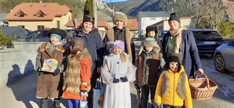 Historická ilustrácia zimného vidieckeho života a tradícií spojených s novoročným obdobím