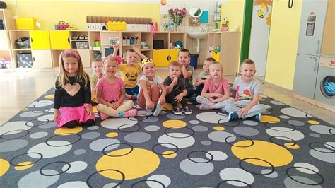 Tematické foto: deti tvoriace letné dekorácie v materskej škole