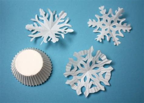 Ilustrácia snehovej vločky vyrobenej z papierových vreciek