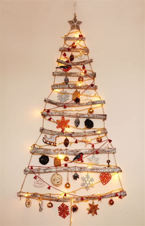 Vianočný stromček vyrobený z konárov, jutového špagátu a sušených pomarančov