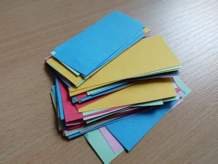 Ukážka rôznych druhov farebných papierov, nožníc a lepidla