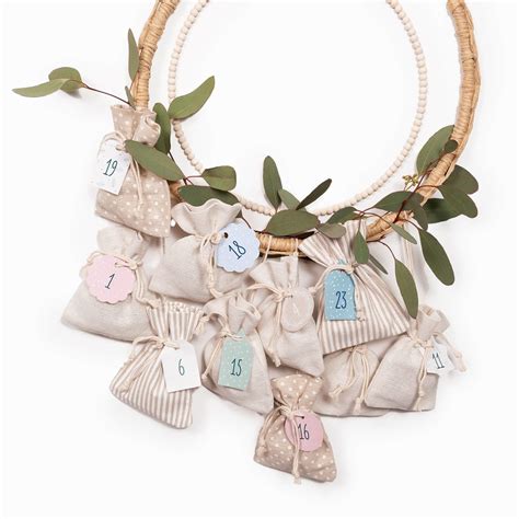 Ukážka látkového adventného kalendára s našitými vrecúškami