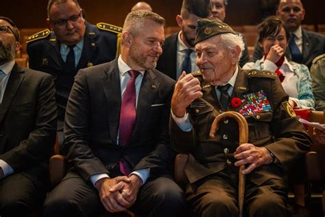 Fotografia prezidentov Andreja Kisku a Miloša Zemana pri Pamätníku SNP v Banskej Bystrici