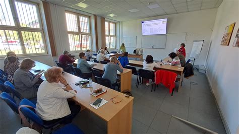 Študenti pri písaní testu Ekonomickej olympiády