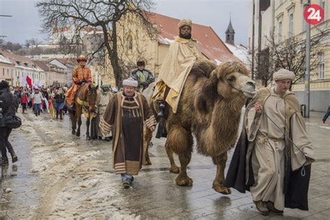 Ilustračná fotografia karnevalového sprievodu v uliciach mesta