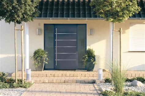 Nápis C+M+B nad dverami domu ako symbol požehnania