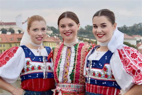 Ilustračná fotografia zobrazujúca tradičné ľudové zvyky a maskované postavy Lucie na slovenskom vidieku.