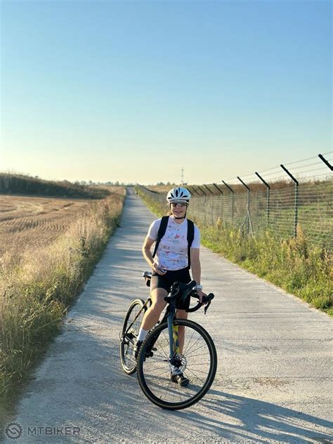 fotografia chlapca na bicykli alebo s futbalovou loptou