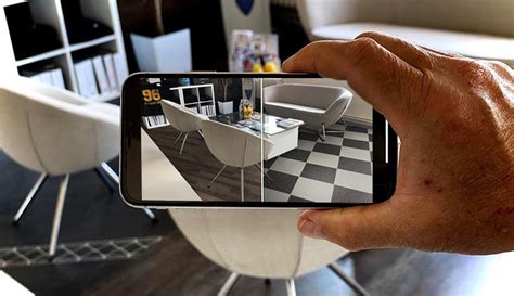 Tematické foto: Osoba vytvárajúca digitálnu pohľadnicu na tablete alebo počítači s úsmevom