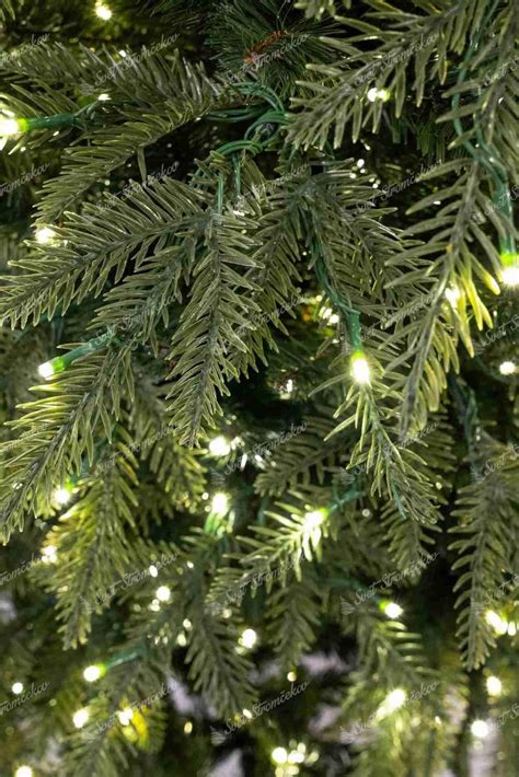 Detail osvetleného vianočného výkladu s LED reťazami