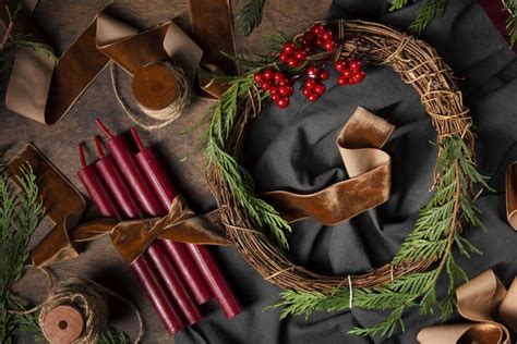 koláž: ukážky dekorácií adventného venca (šišky, sušené ovocie, škorica, sviečky)