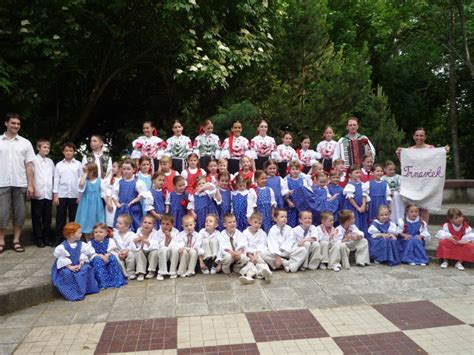Deti spievajúce na vianočnej akadémii v škole