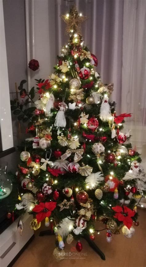 rodina zdobi vianocny stromcek