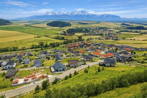 panoramatický záber na Liptovskú Tepličku s výhľadom na Vysoké Tatry a terasovité polia
