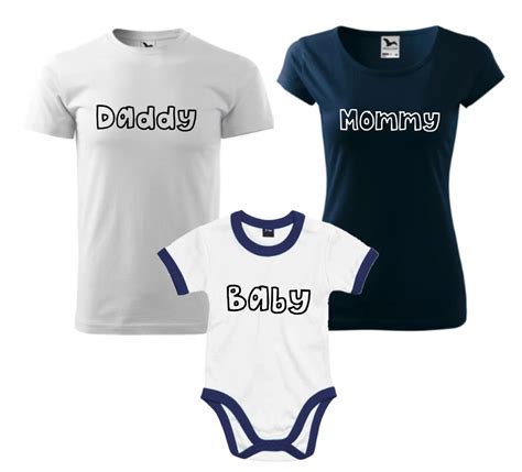 Koláž personalizovaných tehotenských tričiek a detských body s potlačou, hrnček s ultrazvukom