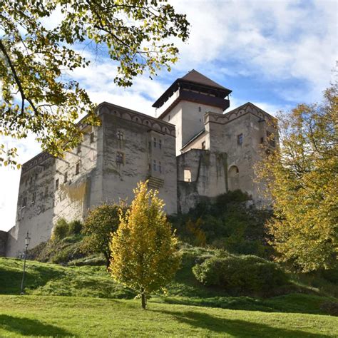 Trenčiansky hrad s Omarovou studňou v popredí, zachytávajúca výhľad na okolie