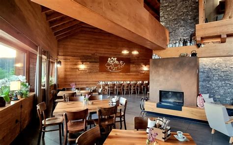 Interiér reštaurácie s priestorom na oslavu