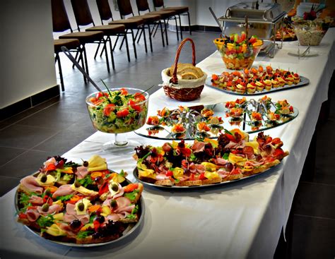 Švédske stoly s rôznymi jedlami a dekoráciami