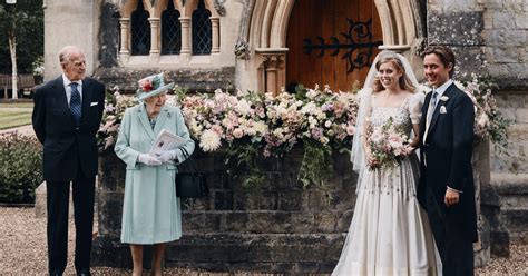 Fotografia princeznej Beatrice v svadobných šatách kráľovnej Alžbety II.