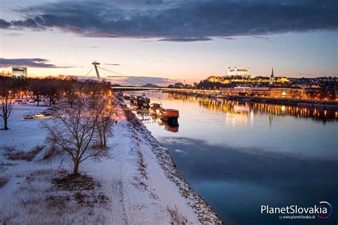 fotografia Starého mosta farebne nasvieteného v odtieňoch Winter sunset