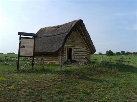 Archeologické nálezisko v Dudinciach s nájdenými artefaktmi.